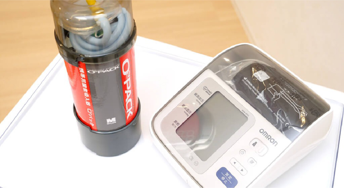 緊急対応設備（AED・パルスオキシメーター・酸素ボンベ、血圧計）