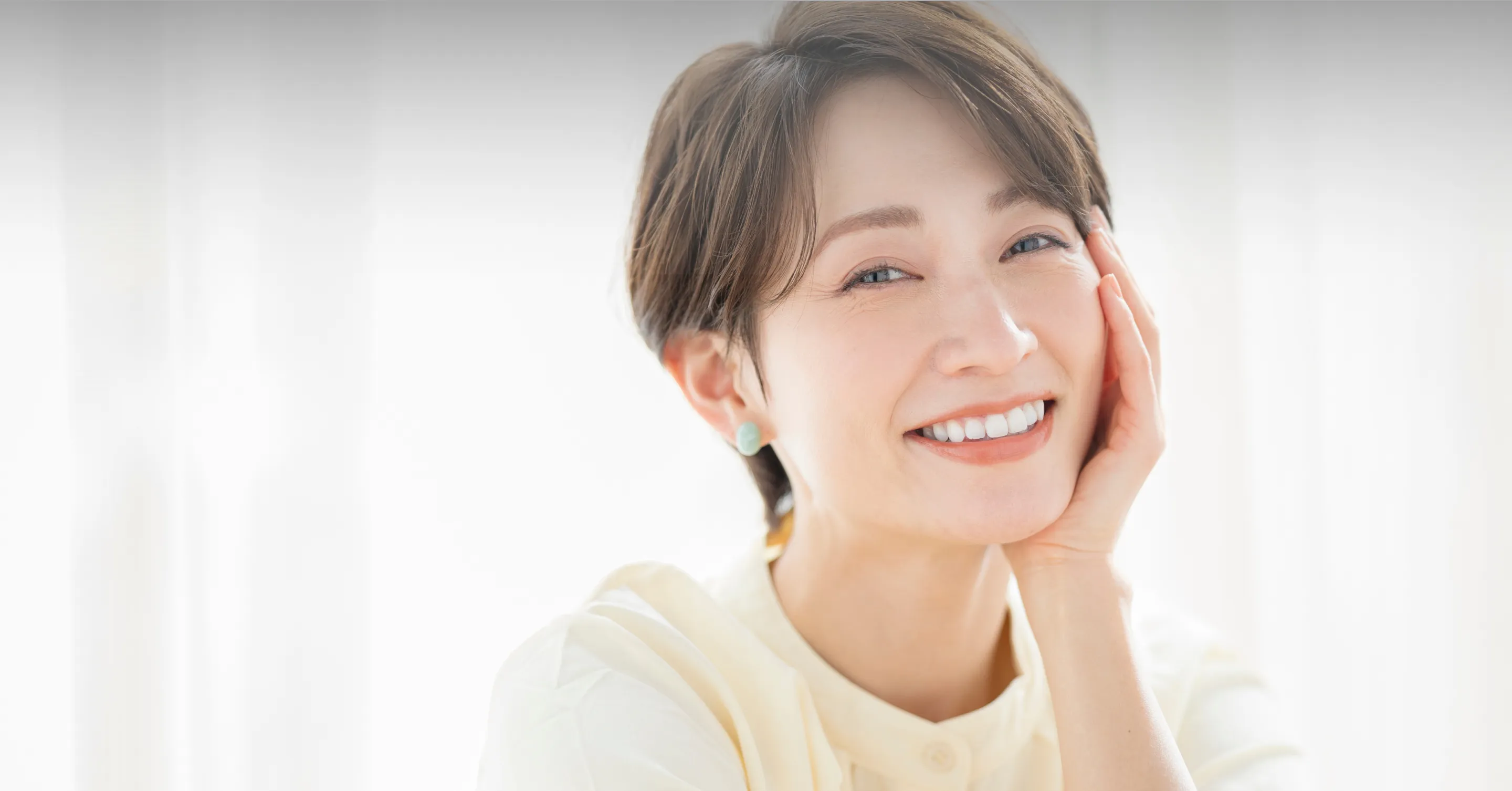 インプラント治療のメインビジュアル - 美しい笑顔の患者様