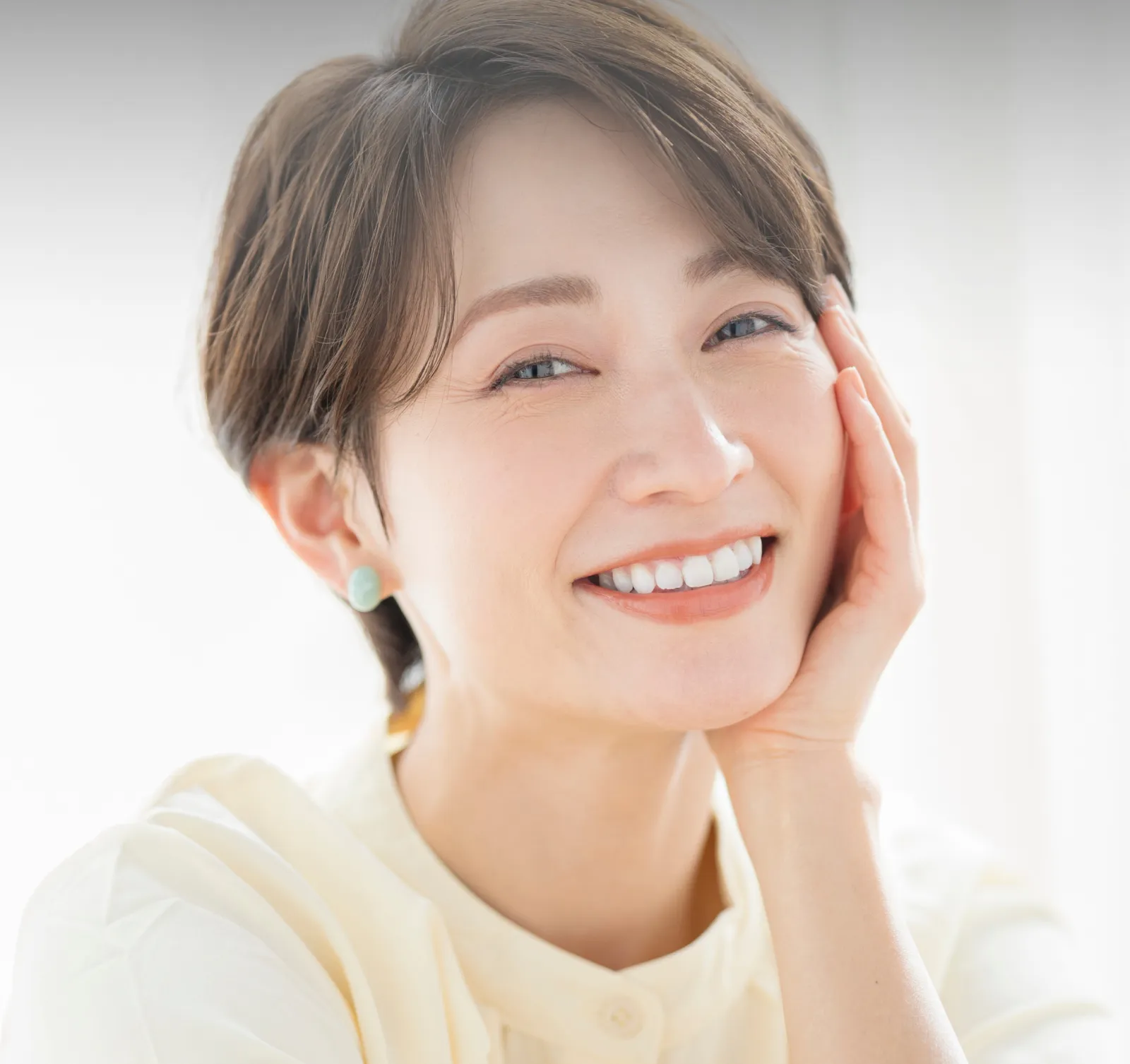 インプラント治療のメインビジュアル - 美しい笑顔の患者様