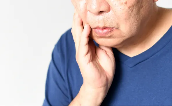 顎の骨がやせて老けて見える状態の口腔内写真