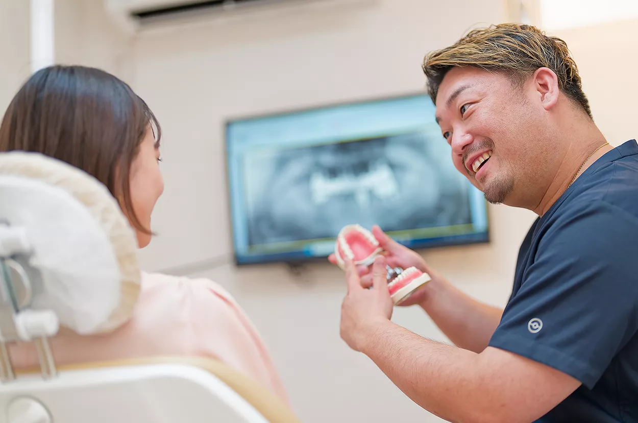 患者と歯科医のカウンセリング風景